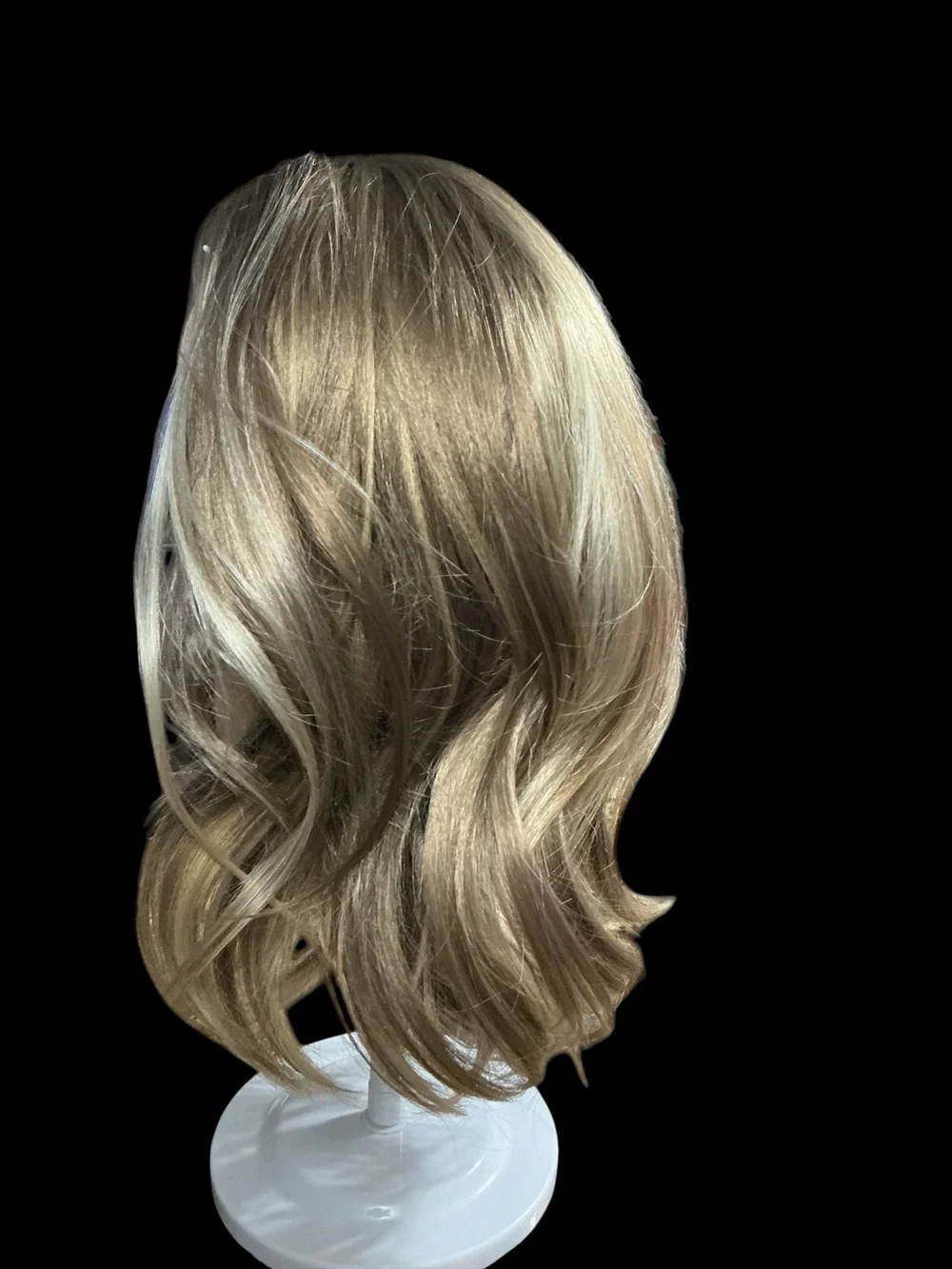 CSC Kelley. Blonde Layered Synthetic Wig with Natural Waves